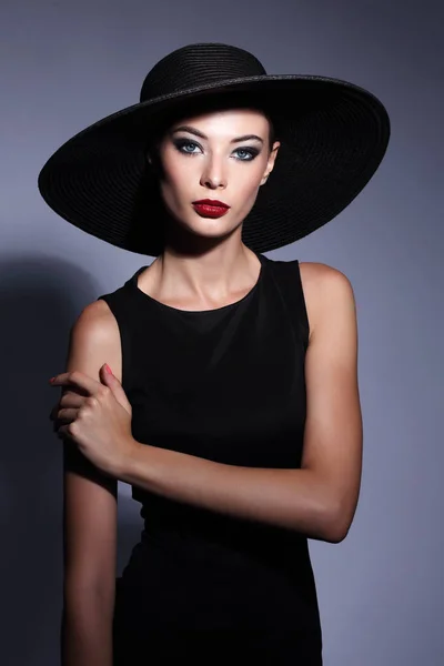 Γυναίκα, σε μαύρο καπέλο και φόρεμα — Φωτογραφία Αρχείου