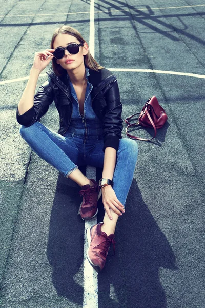 Hipster kadın güneş gözlüğü — Stok fotoğraf
