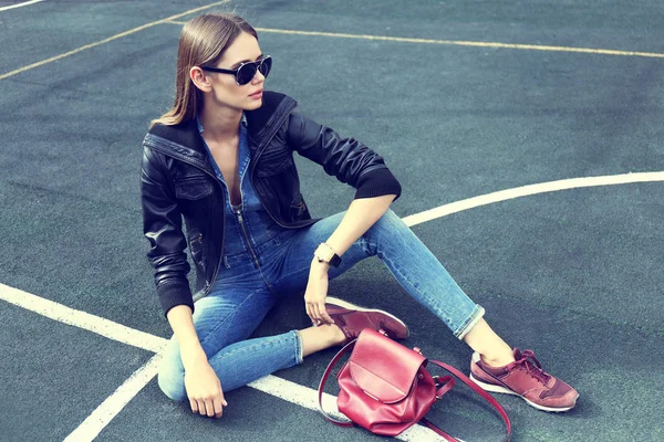 Mujer hipster en gafas de sol — Foto de Stock