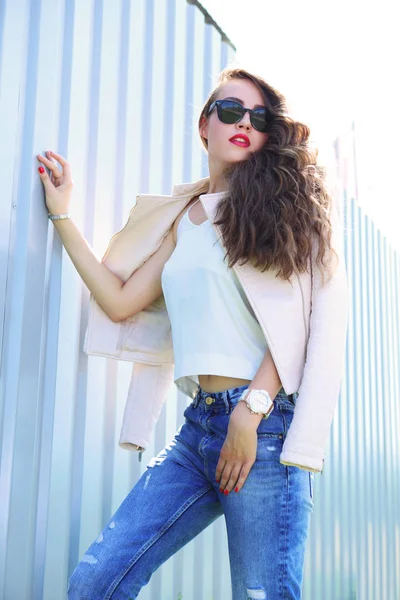 Mode vrouw in Jeans — Stockfoto