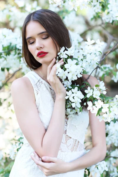 花が咲き乱れる春の若い女性 — ストック写真