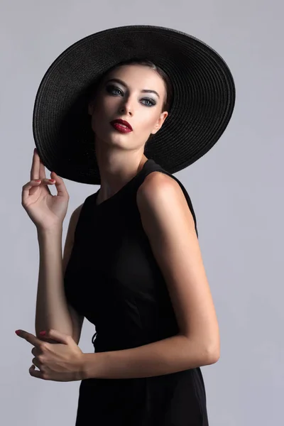 Elegante vrouw in zwarte jurk — Stockfoto