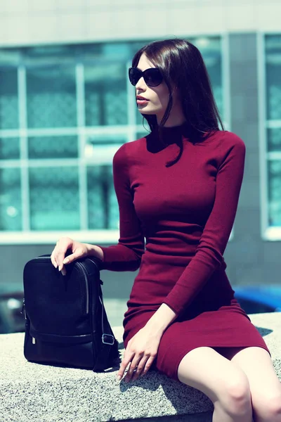 Brunette vrouw in cherry jurk — Stockfoto