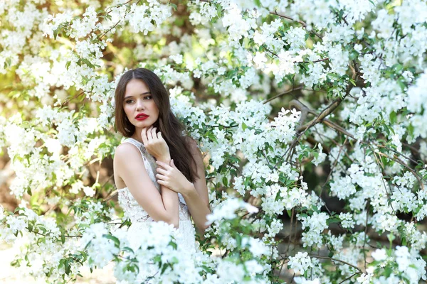 Jeune femme au printemps — Photo