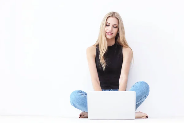 Szczęśliwa kobieta siedząca z laptopem — Zdjęcie stockowe