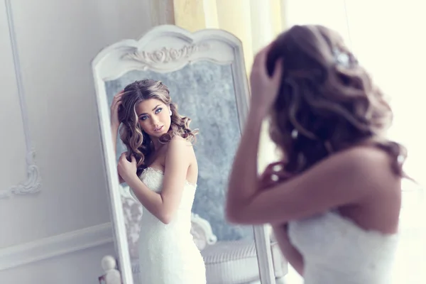 Bruid kijkt in spiegel — Stockfoto