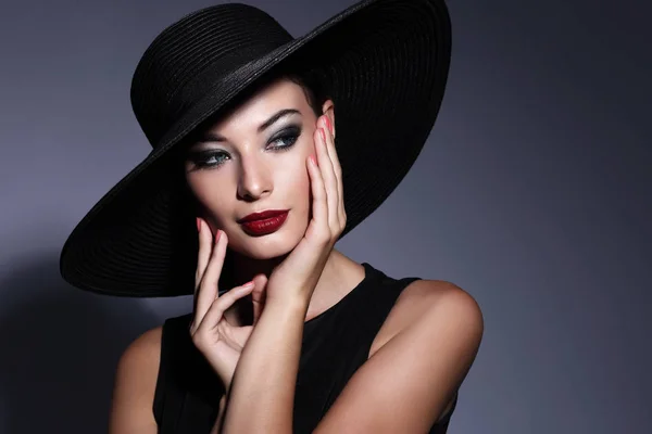 Mulher elegante em chapéu preto — Fotografia de Stock