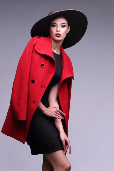 Elegant kvinna med röd kappa — Stockfoto