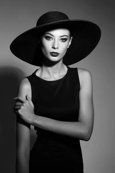 Elegant kvinne med svart hatt – stockfoto