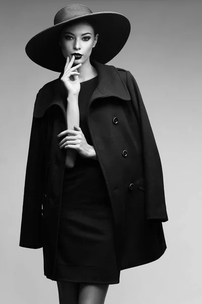 Femme de mode en chapeau noir — Photo