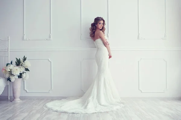 Sposa in interni antichi — Foto Stock