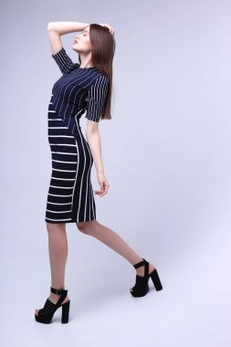 içinde çizgili kadın