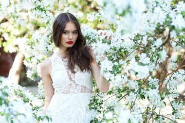 Bahar çiçeği kadında