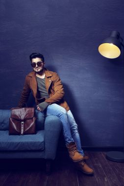 Divan yakışıklı adam