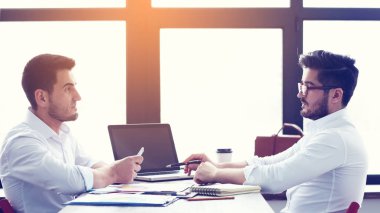 dizüstü bilgisayarda çalışan iş adamları