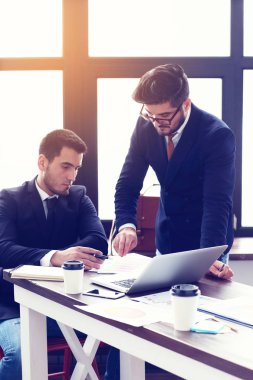 İşadamları, modern ofis