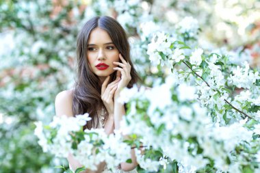 Bahar çiçeği kadında