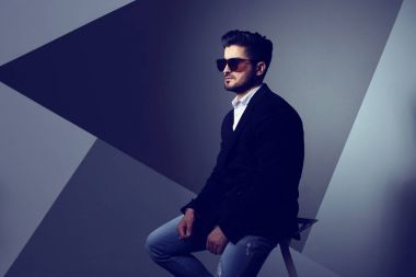 Yakışıklı genç adam. 