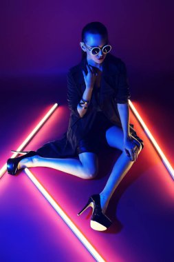 güneş gözlüklü genç kadın moda