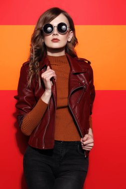 Deri ceketli bir modeldir