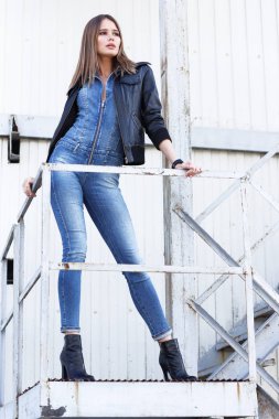 Genç stil sahibi kadın.