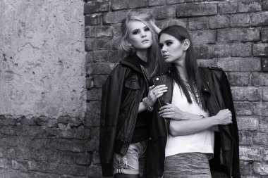 Siyah deri ceket kadınlarda