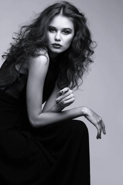 kadın parlak bir makyaj ile