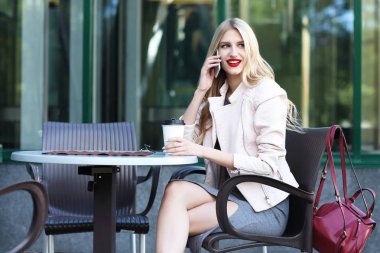 mutlu bir kadın telefon kullanma