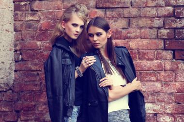 kadınlarda deri ceketler