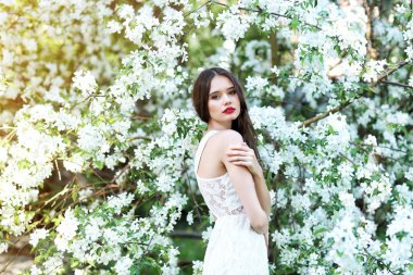 Baharda genç bir kadın