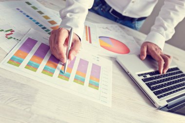 Ofiste çalışan bir işadamı.