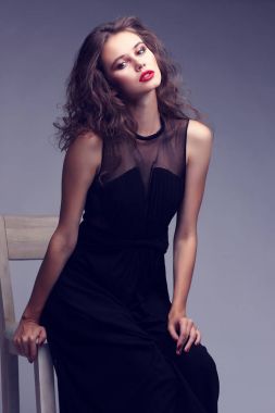 Kıvırcık saçlı kadın.