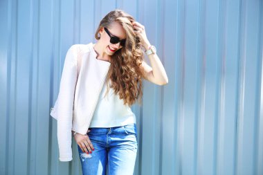 kıvırcık saçlı kadın moda