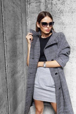 Güneş gözlüklü genç kadın 