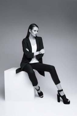 ceketli genç zarif kadın