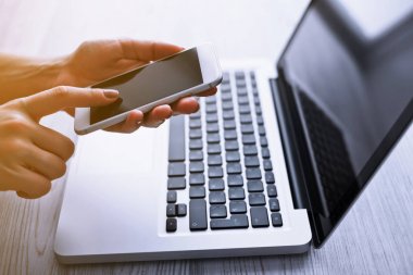 Eller kadın telefon kullanma