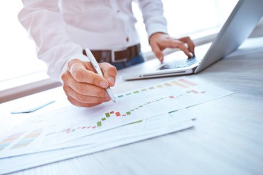 Modern ofiste çalışan adam