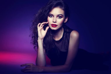 Parlak makyajlı kadın