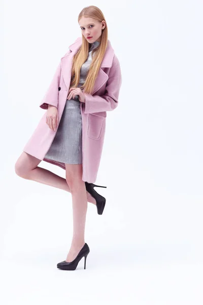 ピンクのコートの女性 — ストック写真