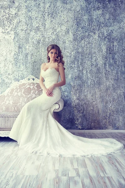 Bride in antique armchair — Stock Photo, Image