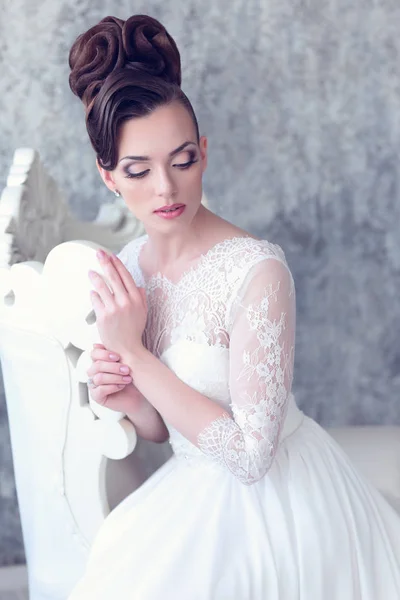 Splendida sposa seduta in interni antichi — Foto Stock