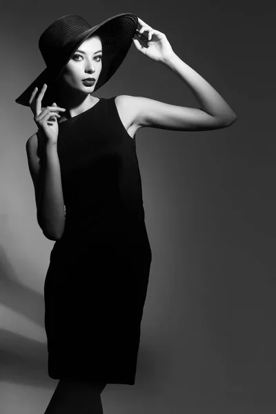 Mulher de moda em chapéu preto — Fotografia de Stock