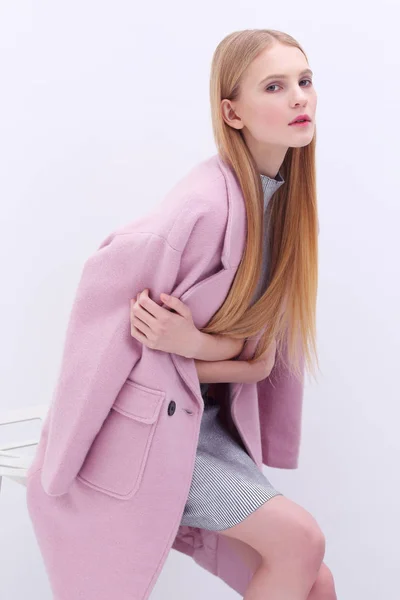 Eleganta kvinnan i trendiga coat — Stockfoto