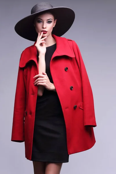 Κομψή γυναίκα με το κόκκινο παλτό — Φωτογραφία Αρχείου