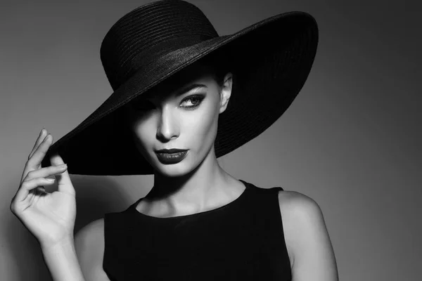 Mulher de moda em vestido preto — Fotografia de Stock