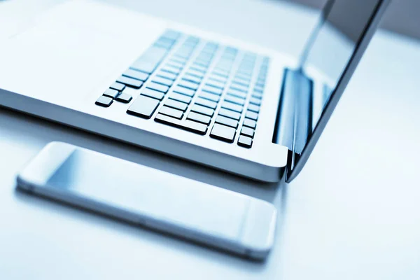Öppna laptop i office — Stockfoto