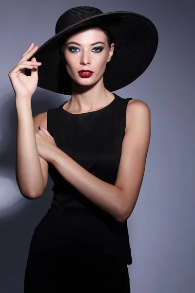 Mujer en sombrero negro y vestido — Foto de Stock