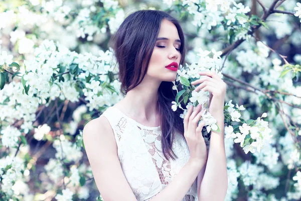 Mladá žena v jarní květy — Stock fotografie
