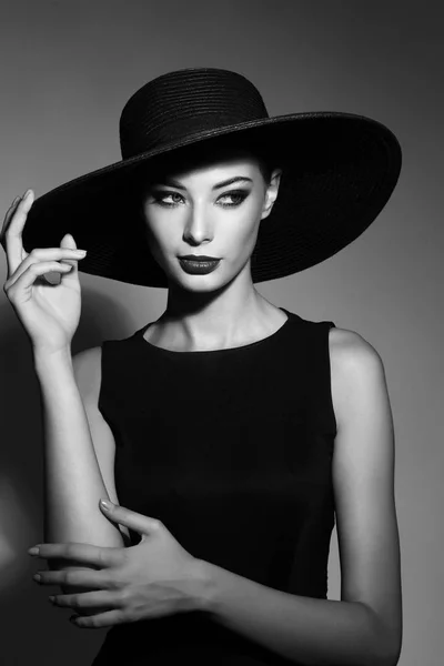 Mode kvinna i svart klänning — Stockfoto