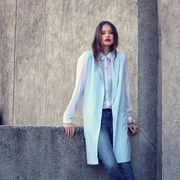 Mulher elegante em casaco azul — Fotografia de Stock